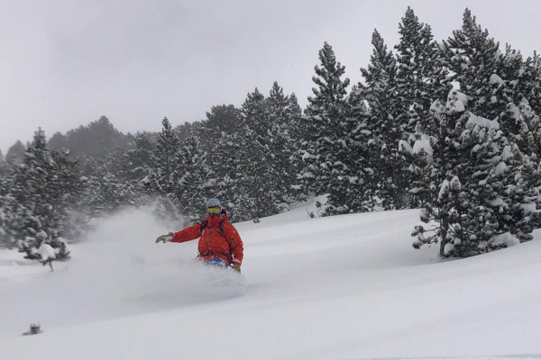 Bon Snowboard poudreuse pyrénées!