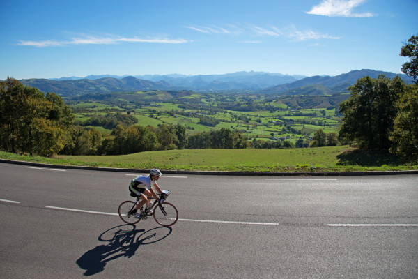 Vélo de route cyclisme assistance cols du tour de france pyrénées