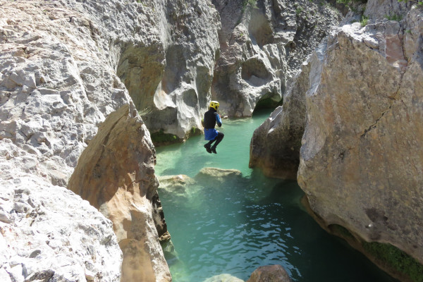 Saut dans les eaux turquoises