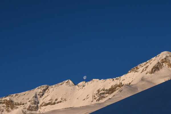 Lune Pyrénées neige