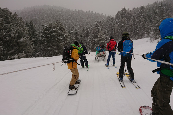 retour du refuge tractés par un skidoo