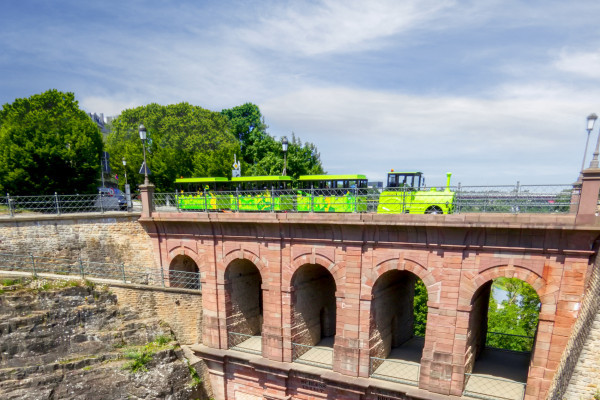 Kleiner touristischer Zug Pétrusse Express auf der Brücke Schlassbreck in Luxemburg-Stadt