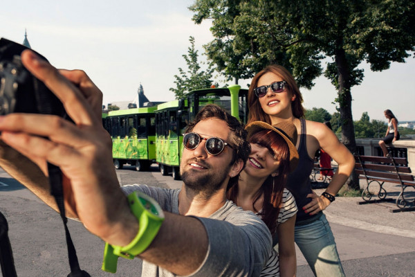 Touristen, die sich vor dem Pétrusse Express fotografieren