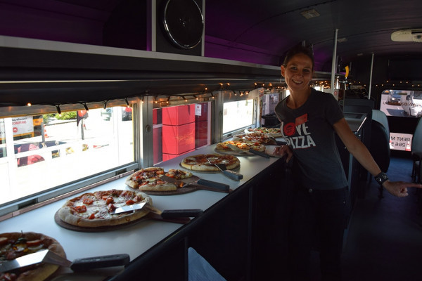 Pizzaverkostung im Cool Bus