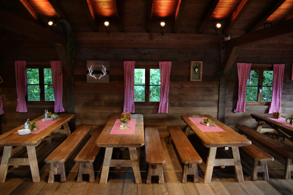 Tische und Bänke für die Mahlzeit im Lentz'en Chalet