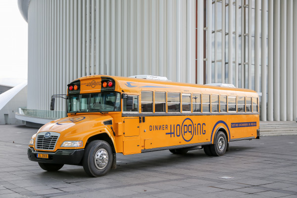 Bus-Dinner-Hopping vor der Philharmonie in Kirchberg