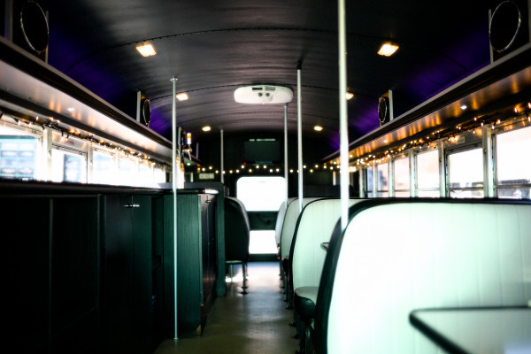 Vintage Sitzbänke im Cool Bus