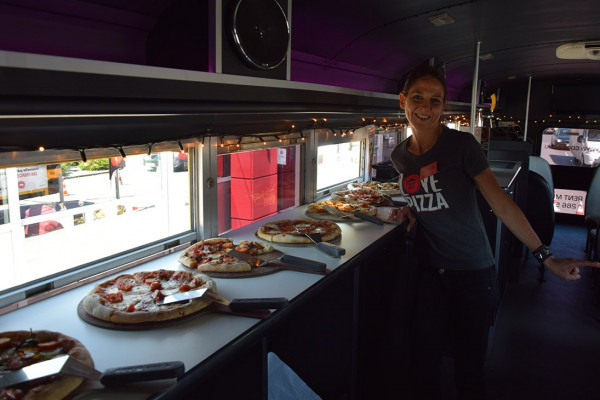 dégustation de pizzas dans le Cool Bus