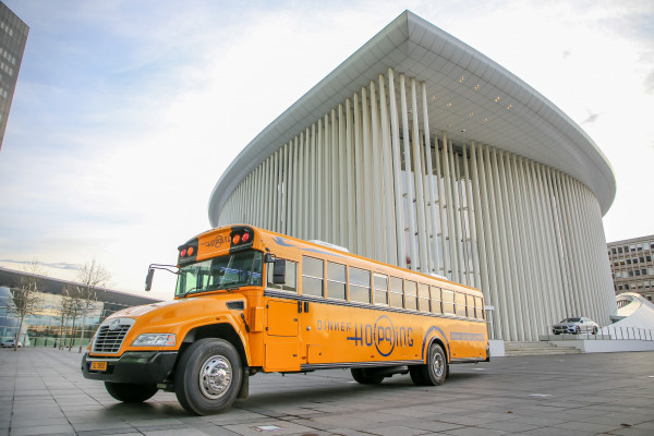 Bus Dinner Hopping devant la Philharmonie