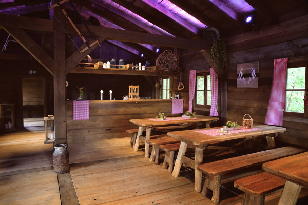 tables et bancs en bois naturel pour un repas servi au Lentz'en Chalet