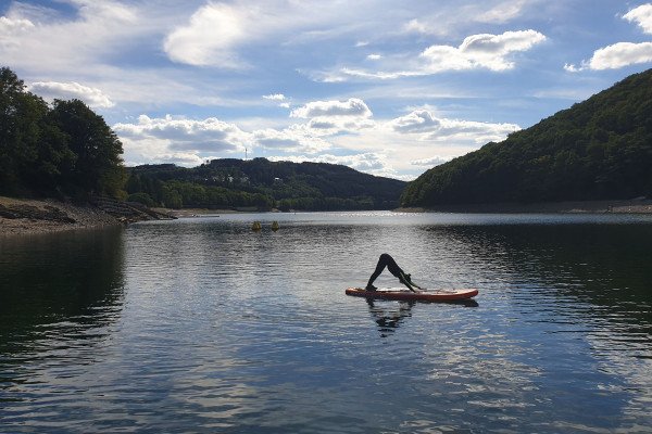 Sunrise Yoga-SUP workshop on the Upper Sûre lake