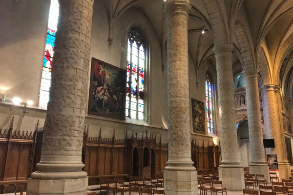 12 Säulen der Kathedrale Notre Dame