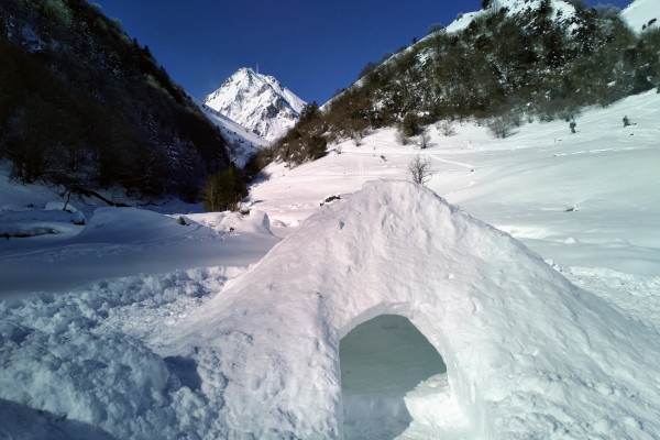 Construction d'igloo dans les Pyrénées