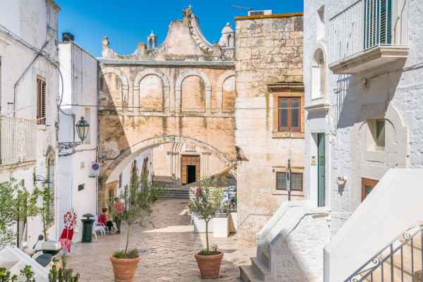 Authentic Routes: Locorotondo, Cisternino & Ostuni with Bari Pick-Up