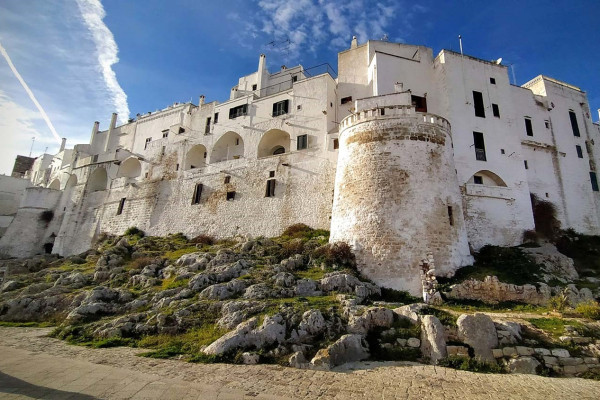Authentic Routes: Locorotondo, Cisternino & Ostuni con Pick-Up da Bari