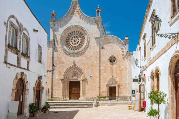 Authentic Routes: Locorotondo, Cisternino & Ostuni with Bari Pick-Up