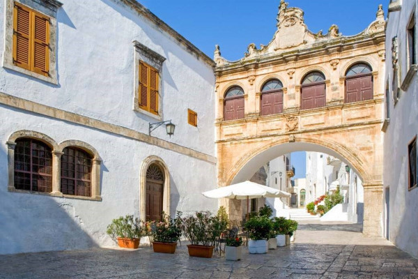 Authentic Routes: Locorotondo, Cisternino & Ostuni con Pick-Up da Polignano
