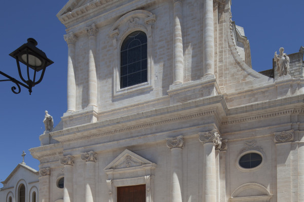 Authentic Routes: Locorotondo, Cisternino & Ostuni con Pick-Up da Bari