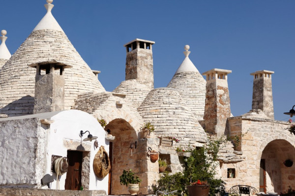 Authentic Routes: Locorotondo, Cisternino & Ostuni con Pick-Up da Bari