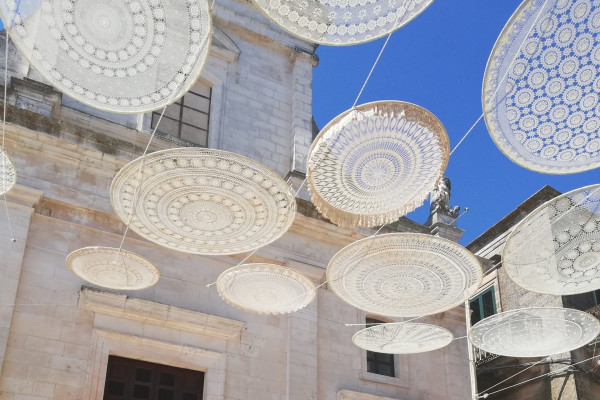 Authentic Routes: Locorotondo, Cisternino & Ostuni con Pick-Up da Bari