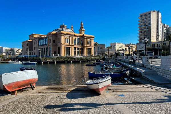 Authentic Routes: Bari, Trani e Barletta con Pick-Up da Polignano