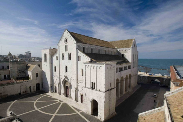 Authentic Routes: Bari, Trani e Barletta con Pick-Up da Polignano