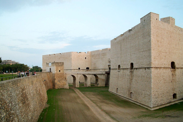 Authentic Routes: Bari, Trani e Barletta con Pick-Up da Polignano