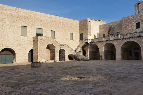 Authentic Routes: Bari, Trani e Barletta con Pick-Up da Polignano