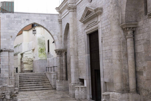 Authentic Routes: Bari, Trani, and Barletta with Polignano Pick-Up
