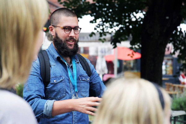 A Munich walking-tour guide speaking with visitors