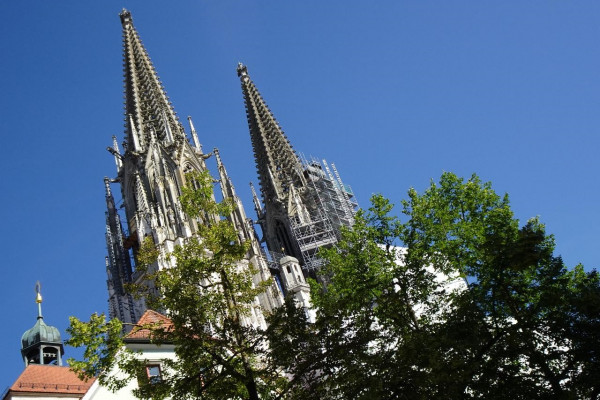 Domtürme mit blauem Himmel / 