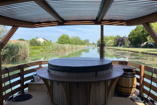 Bulles Sabrées sur l’Eau –Croisière, Champagne & Sabrage