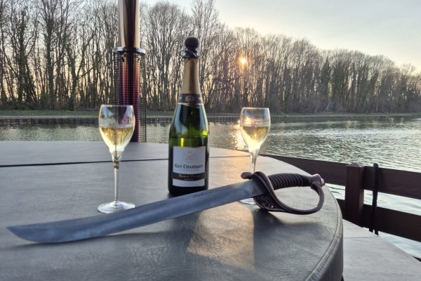 Bulles Sabrées sur l’Eau –Croisière, Champagne & Sabrage