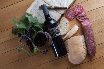 Ricco aperitivo 5 vini e passeggiata nei vigneti