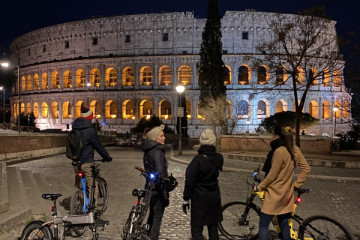 Roma di Notte: Tour in e-bike - degustazione cibo & vino