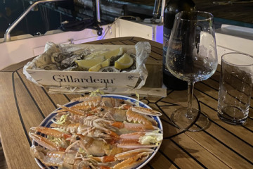 Aperitivo e cena in barca in costiera amalfitana al calar del sole da Salerno