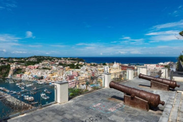 Procida A/R incluso giro dell’isola via mare da Ischia
