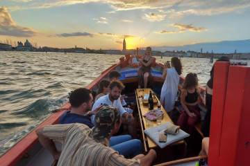Crociera al tramonto su barca tipica