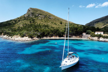 TOUR PRIVATO IN BARCA A VELA CON PRANZO A BORDO