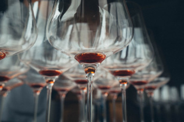 Massimo Rivetti - DEGUSTAZIONE DI CINQUE VINI NEL CENTRO STORICO DI NEIVE