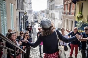 Anne-Sophie Guerrier di spalle in cima alla Rue Tholozé con vista su Parigi, in particolare su Les Invalides