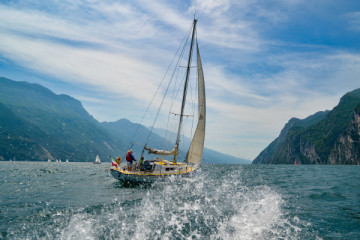 Alpa Gita di gruppo in barca a vela sul Lago di Garda: tour in autunno e primavera