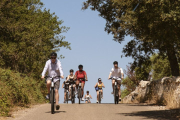 Tour in e-bike tra Trulli di Alberobello con degustazione di focaccia e vino