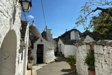 Alberobello by Night da Ostuni con Transfer Privato e Tour Guidato Opzionale