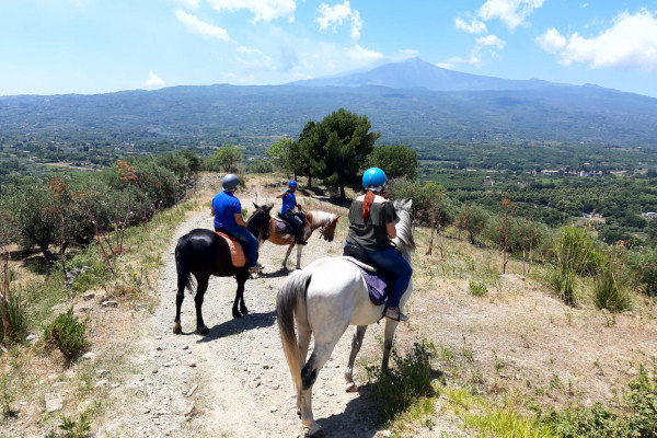 Escursione a cavallo ai piedi dell'Etna