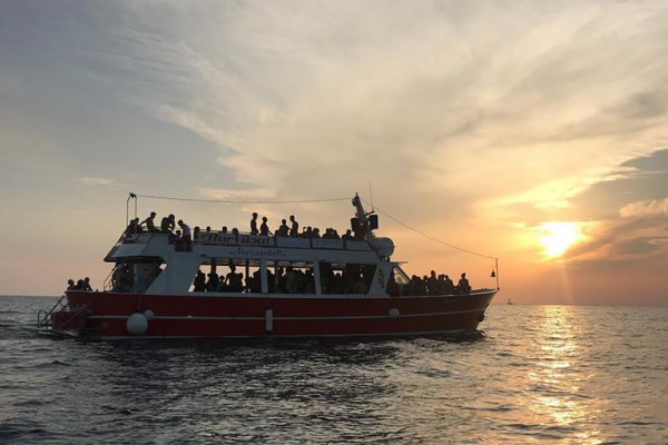 Boat Party al Tramonto nelle acque del Salento con aperitivo