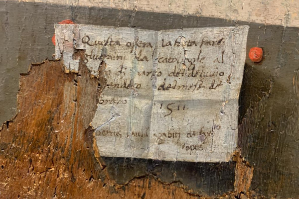 Particolare del cartiglio con data e firma della pala proveniente da Catobagli nella seconda sala della pinacoteca