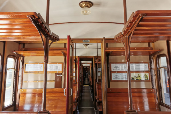 Interno carrozza cento porte