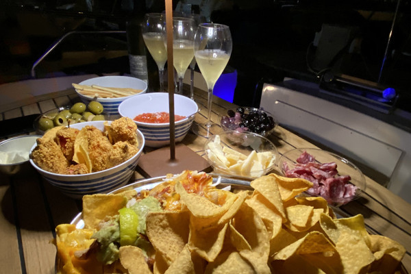 Aperitivo e cena in barca in costiera amalfitana al calar del sole da Salerno