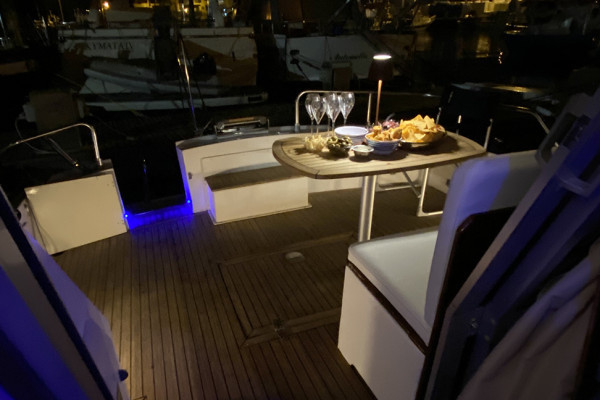 Aperitivo e cena in barca in costiera amalfitana al calar del sole da Salerno